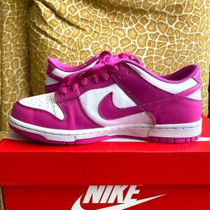 Nike 5y/ 6.5w Fuchsia Dunks